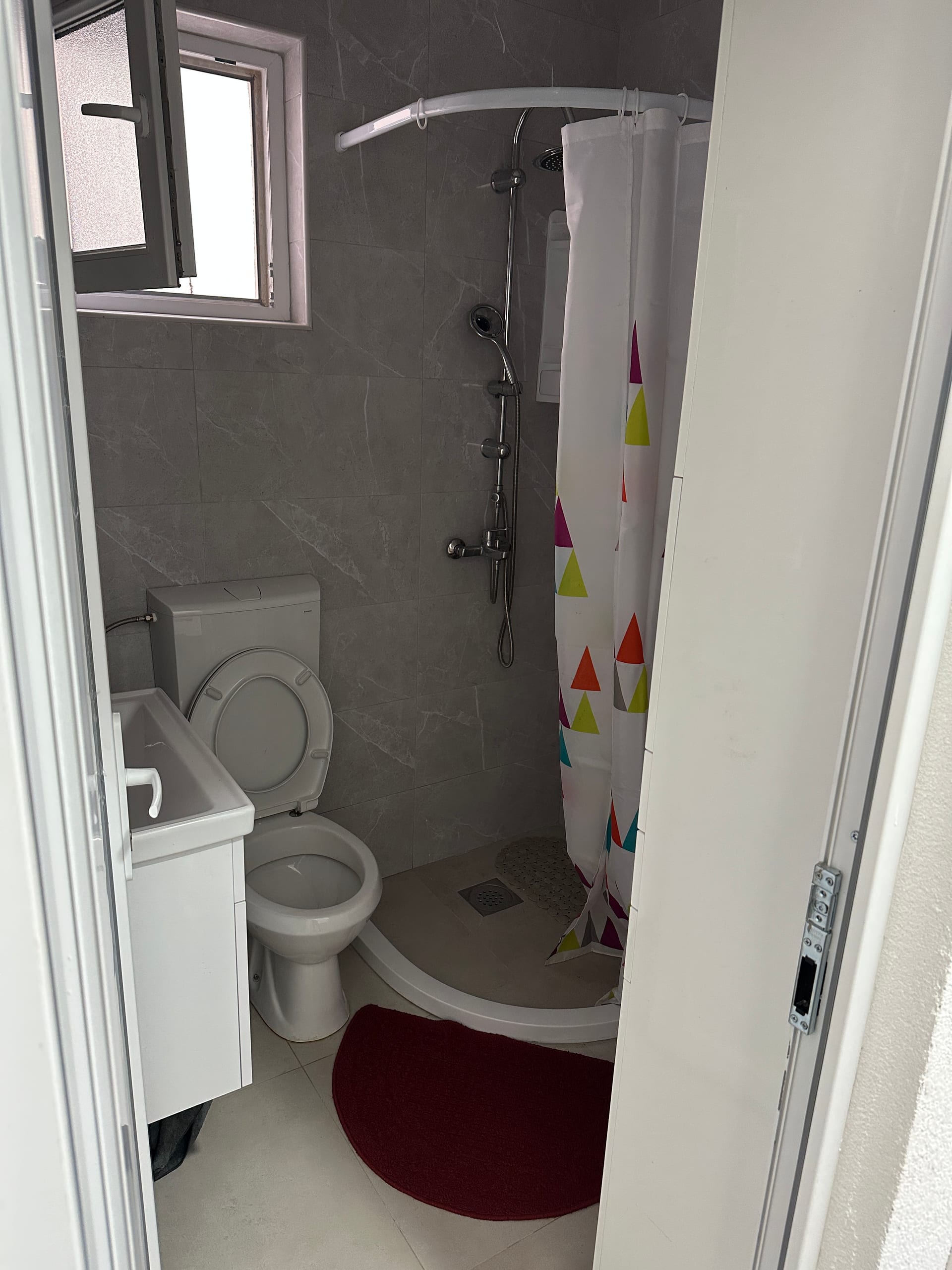 Izdaje se lijepo sređen apartman u naselju Ilino, Šušanj - Bar