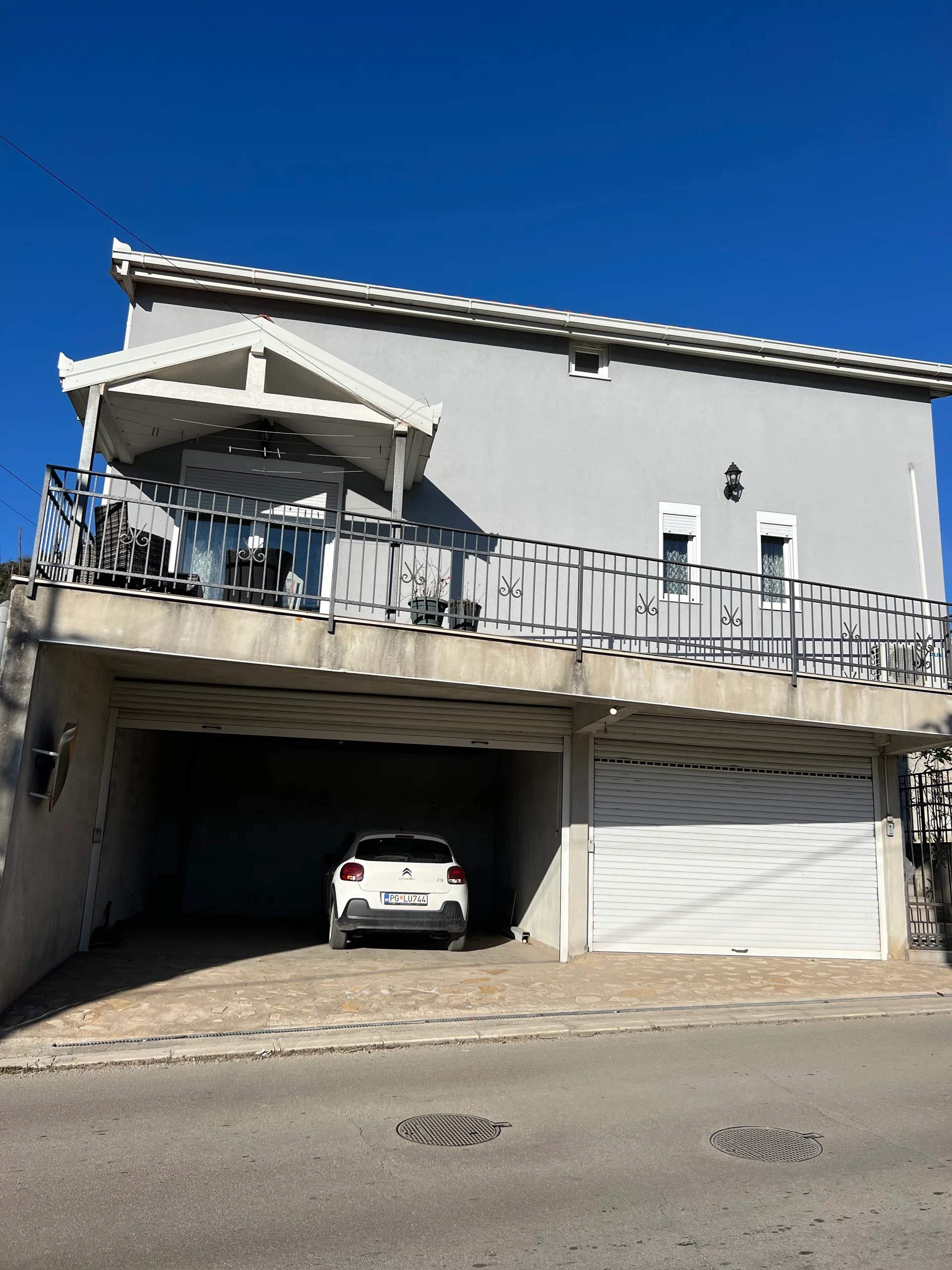 Exclusive family duplex with private orchard & gazebo – prime location - Bar